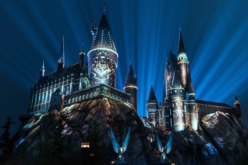 For the first time ever at Universal Orlando Resort, guests will be able to celebrate their Hogwarts house pride during an all-new, breathtaking experience – The Nighttime Lights at Hogwarts Castle – debuting on Wed., Jan. 31 and running select nights throughout 2018. As night falls in The Wizarding World of Harry Potter – Hogsmeade at Universal’s Islands of Adventure, state-of-the-art projection mapping, coupled with special effects and lighting, will wrap Hogwarts castle in a dazzling display celebrating the four houses of Hogwarts – Gryffindor, Ravenclaw, Hufflepuff and Slytherin.